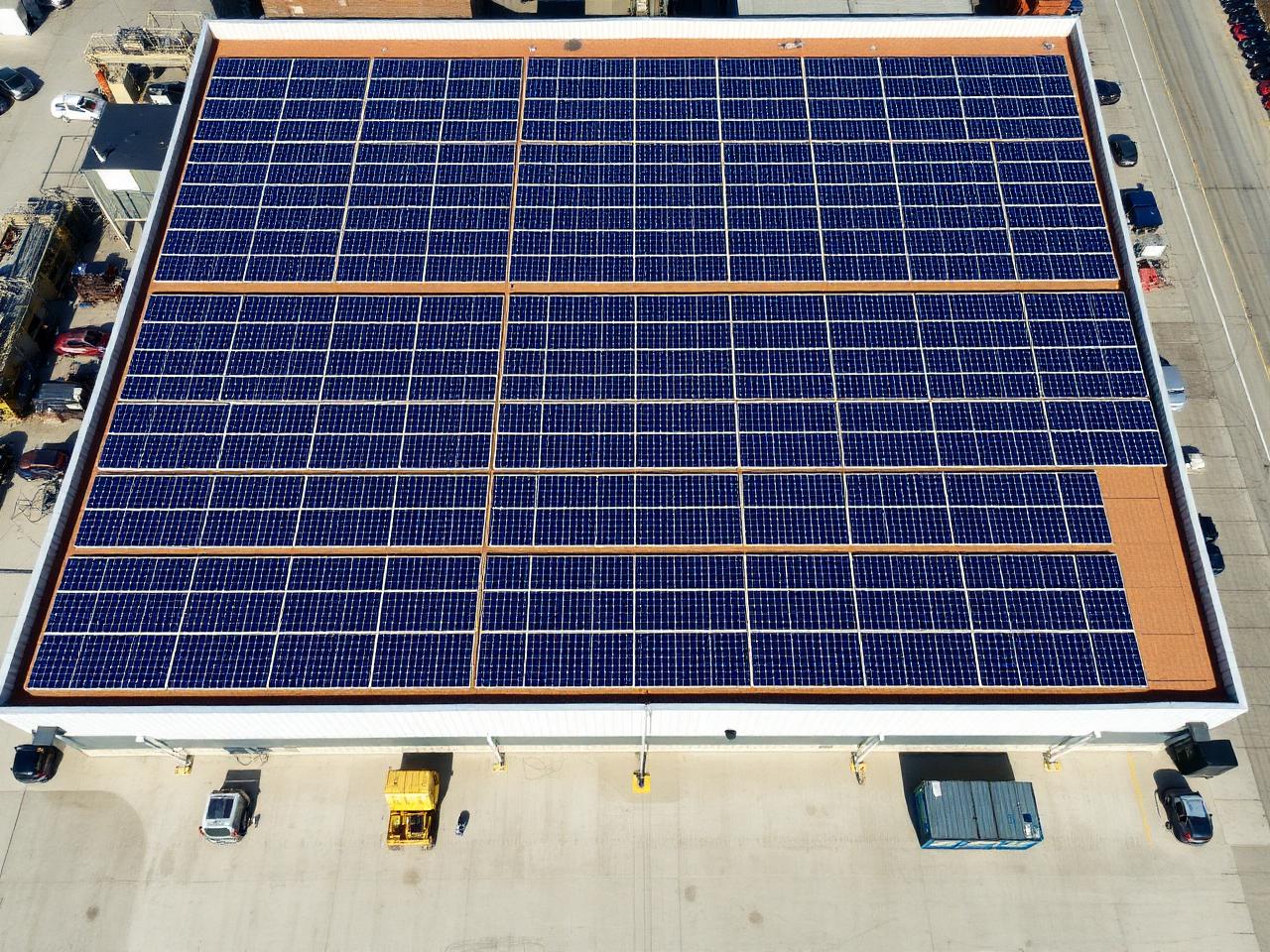 Toiture industrielle équipée de panneaux solaires